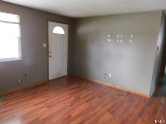 2nd image of 2865 Gladstone St
