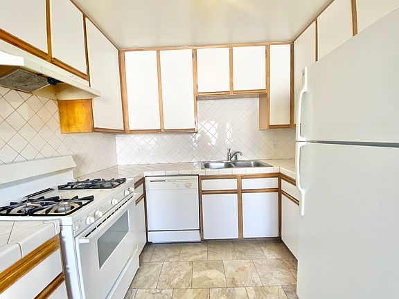3rd image of 4850 Rosewood Ave #6