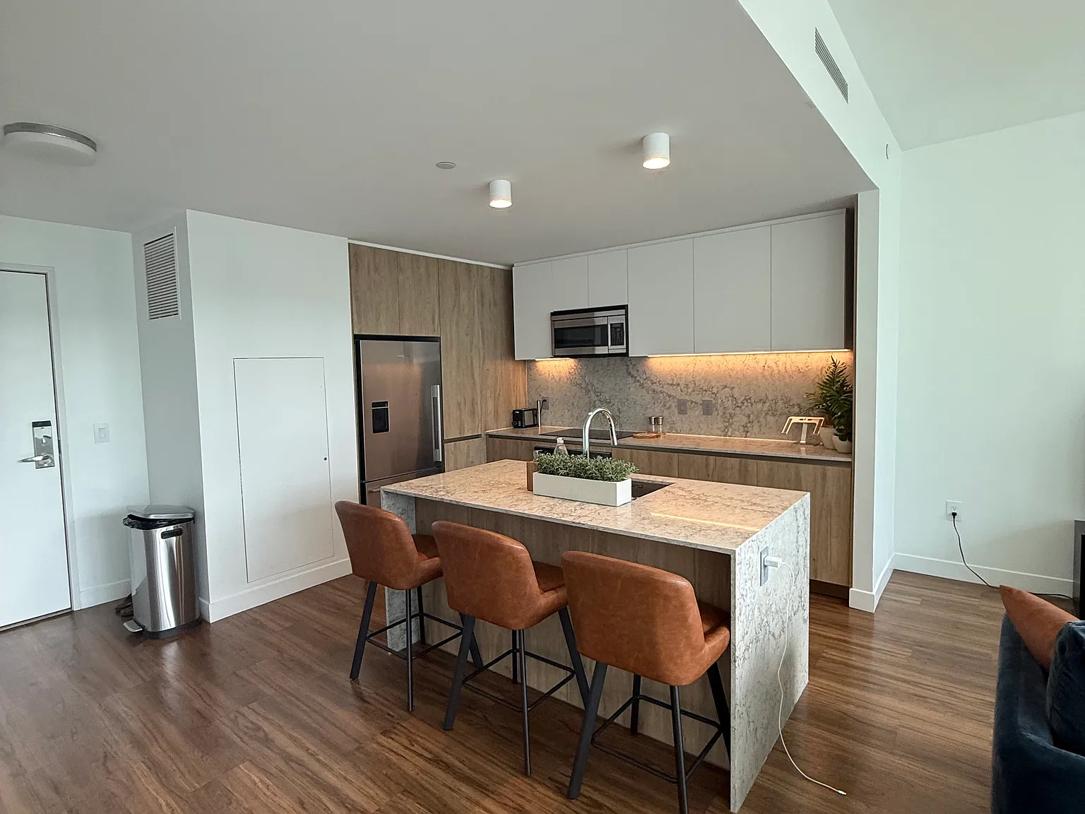 1 bed, 782 sqft, $3,672 — Photo 2