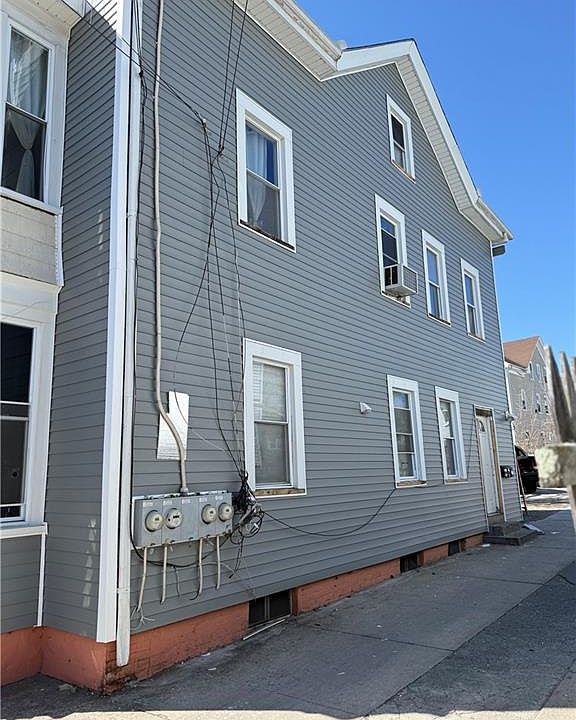 2nd image of 61 Bergen St