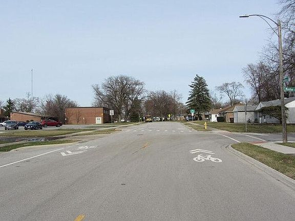 4th image of 337 Shabbona Dr
