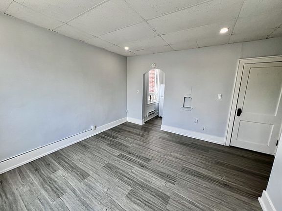 5th image of 1495 Gladstone Ave