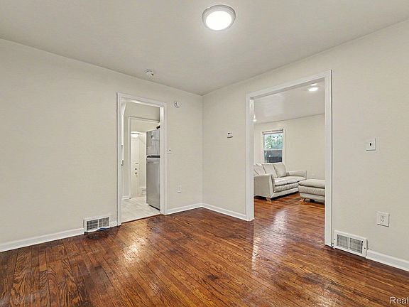 5th image of 16814 Strathmoor St