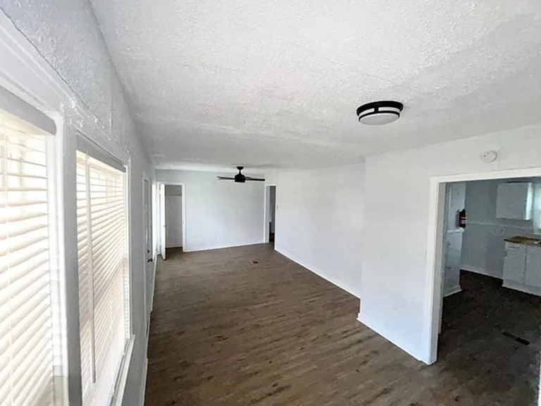 1058 Combs St — Photo 9