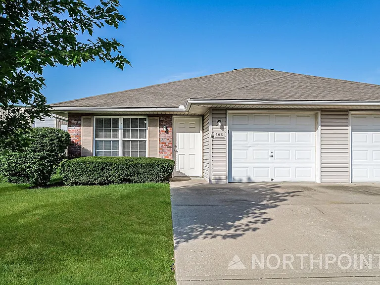 305 NW Woodbury Dr — Photo 1