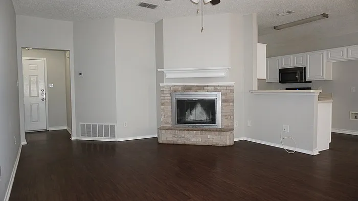 2425 Kelton St — Photo 3