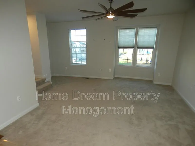 4 bed, 2.5 bath, 1734 sqft, $2,595 — Photo 4