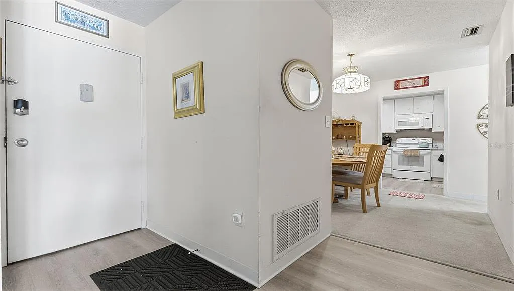 2 bed, 1.5 bath, 930 sqft, $1,900 — Photo 3