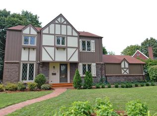 28 Golf Ave, Clarendon Hills, IL 60514