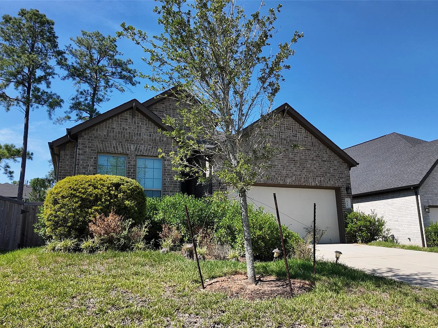 4 bed, 3.0 bath, 2051 sqft, $2,400 — Photo 2