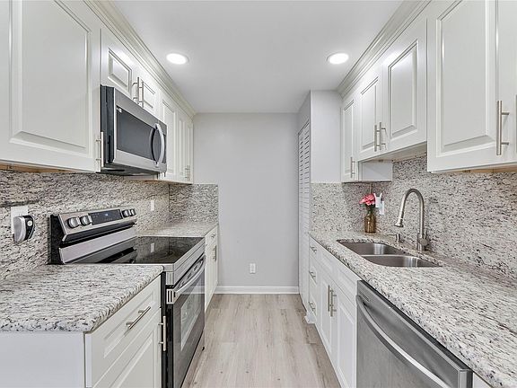 2nd image of 1052 Harwood #1052