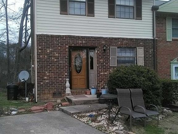 2nd image of 225 Farmington Trl