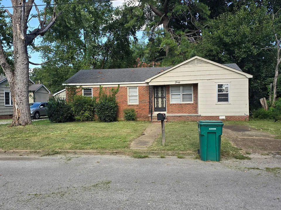 40 Locust Ln