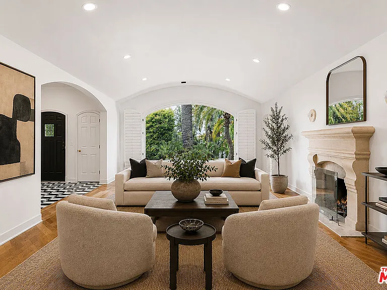 1200 N Doheny Dr — Photo 2