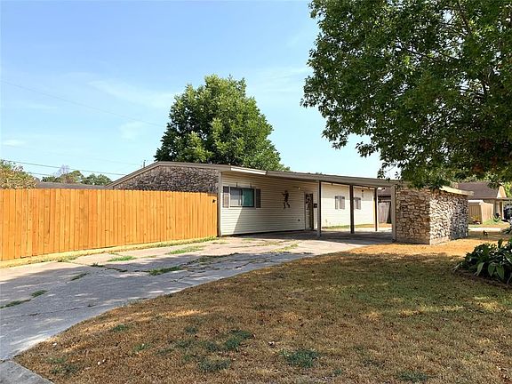 2nd image of 2301 Camelia Cir