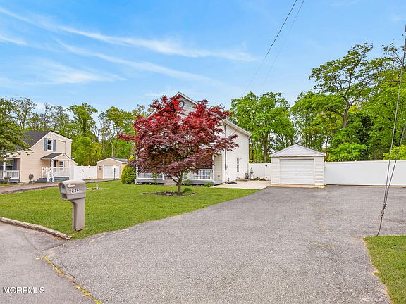 4th image of 226 Sunset Lane