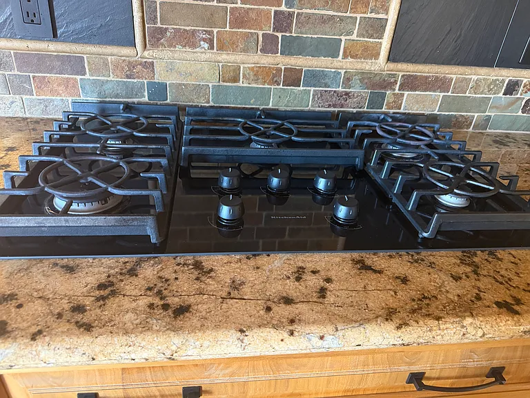 stove top with 5 burners