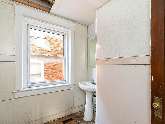 4th image of 121 N Askew Ave
