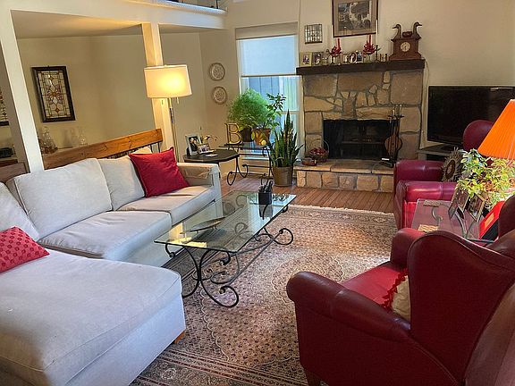 Living room w/fireplace