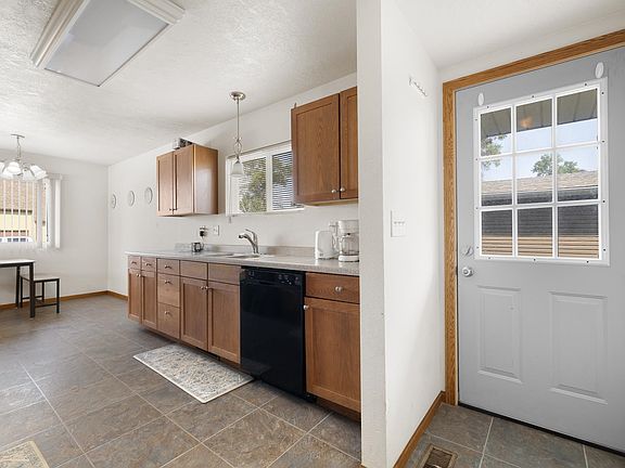 4th image of 828/826 5th Ave NW