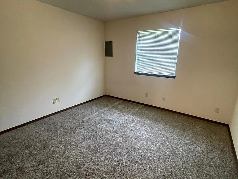 1412 Rebecca Ln — Photo 7