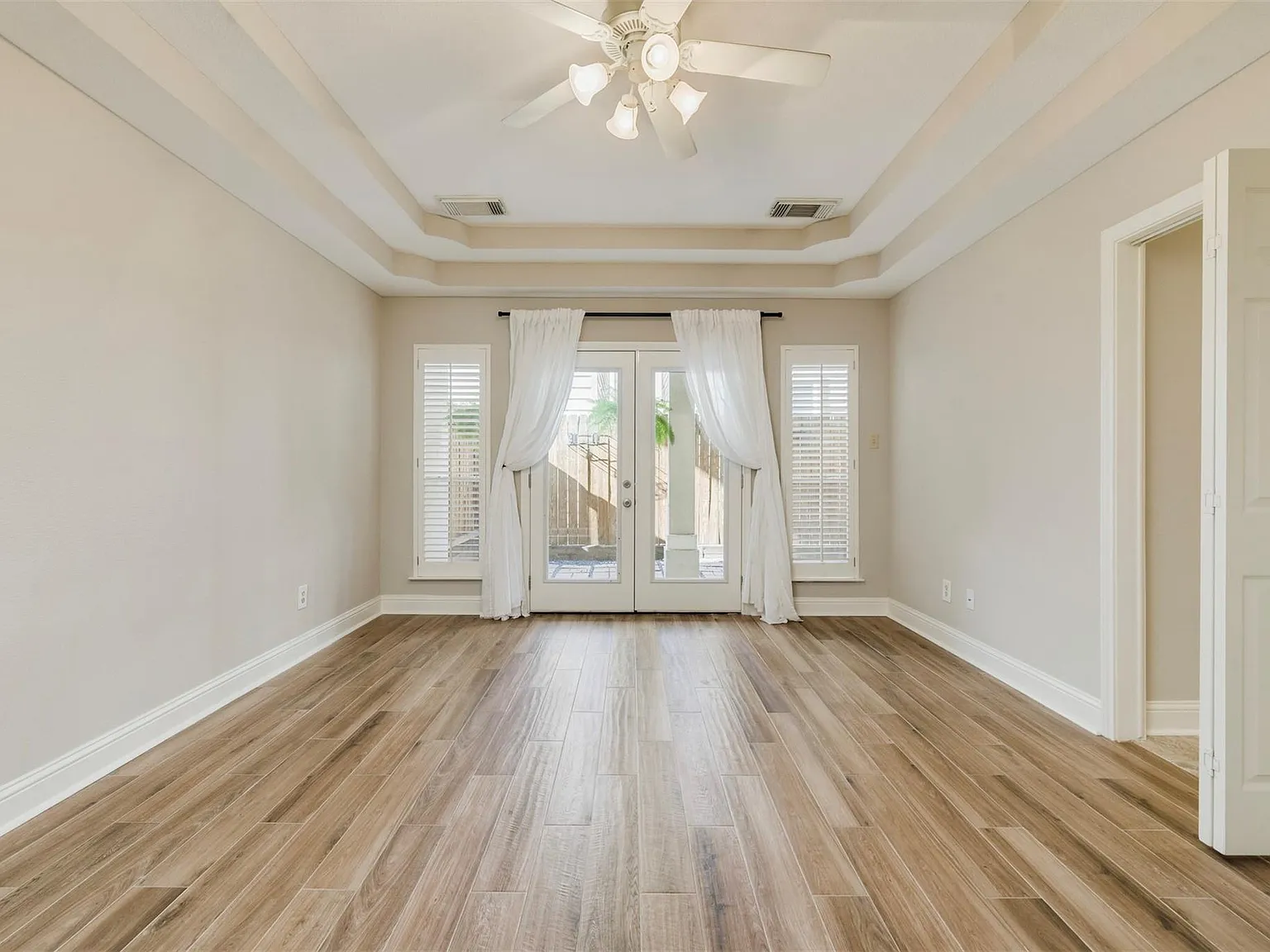 3 bed, 2.5 bath, 2360 sqft, $3,095 — Photo 4
