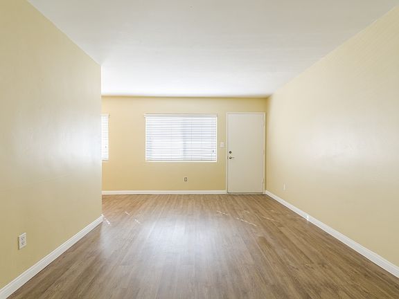 4th image of 5752-58 Riley St #5756-1/2