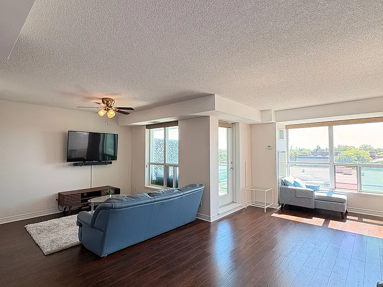 60 Fairfax Cres #425 — Photo 4