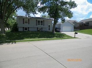 5361 Hillandale Rd, Davenport, IA 52806