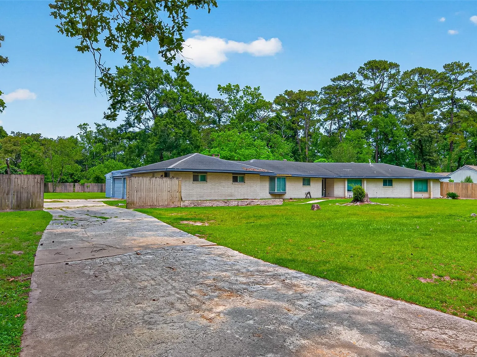 4 bed, 2.5 bath, 3868 sqft, $2,400 — Photo 2