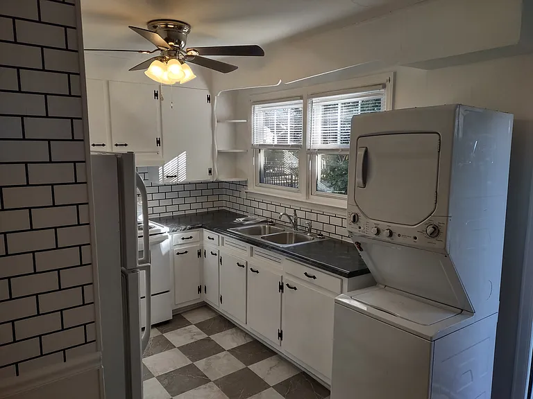 402 N Main St — Photo 20