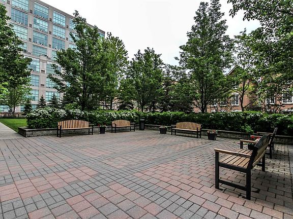 4th image of 200 Manitoba St #424