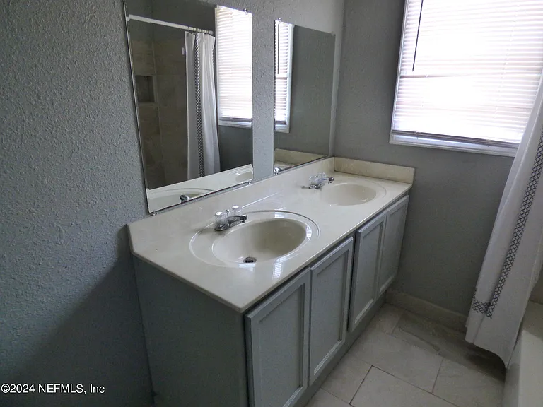 516 E 58th St — Photo 14