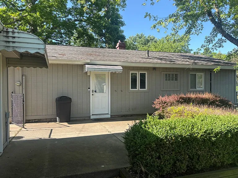 6284 Woodsdale Dr — Photo 3