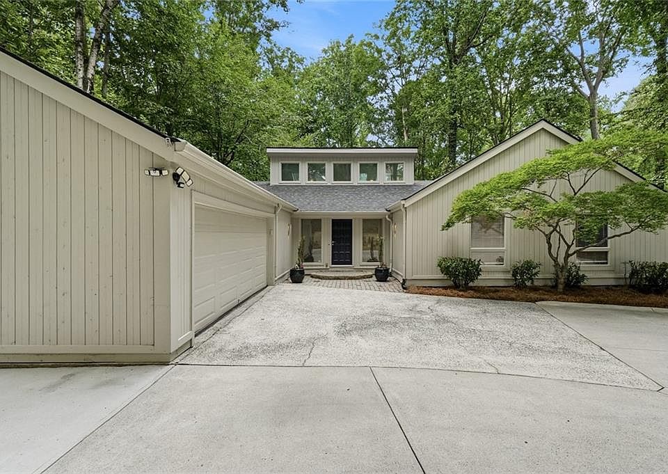 1st image of 4411 Kings Way NE