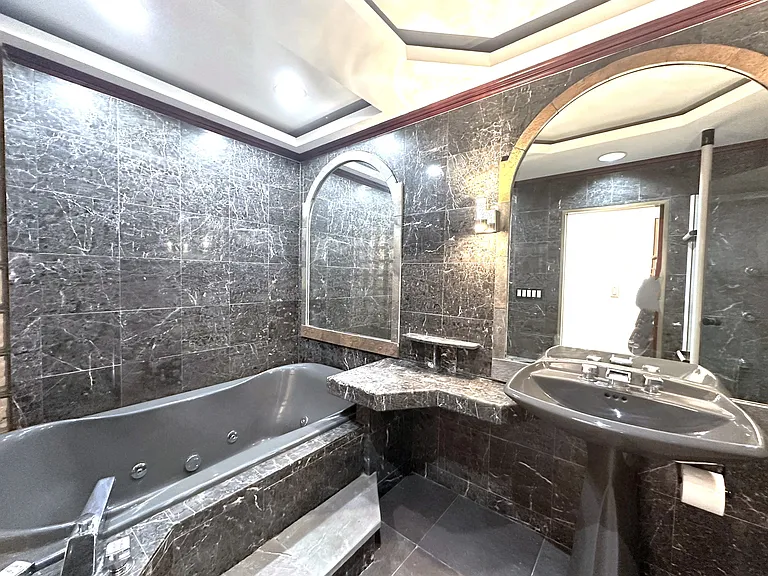66-05 Dartmouth St #1 — Photo 15