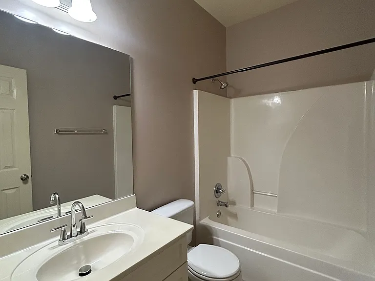 1108 Washington Dr — Photo 2