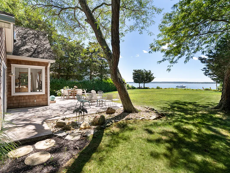 529 Peconic Bay Blvd — Photo 37
