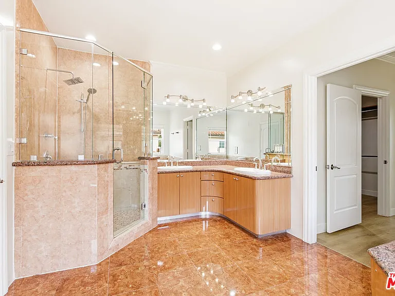 23114 Mariano St — Photo 37