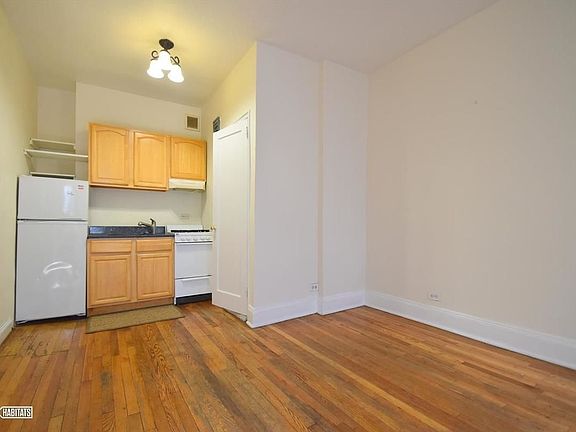 4th image of 311 E 52nd St APT 2A