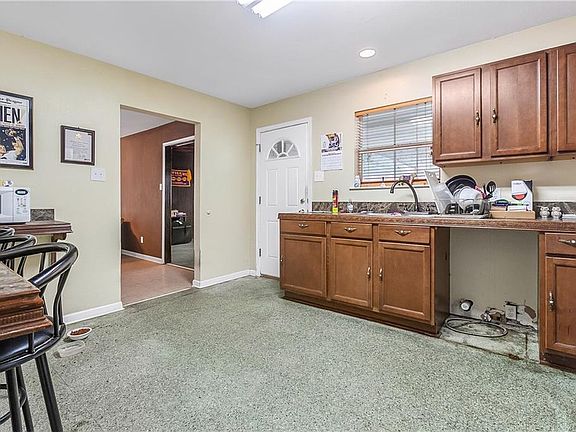 4th image of 1719 Mendez St