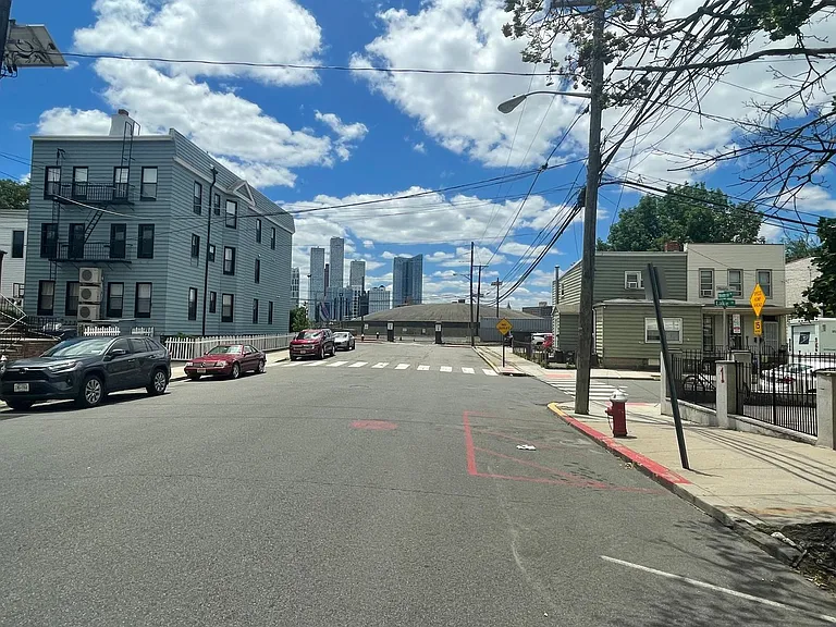 3 Montrose Ave #2 — Photo 21
