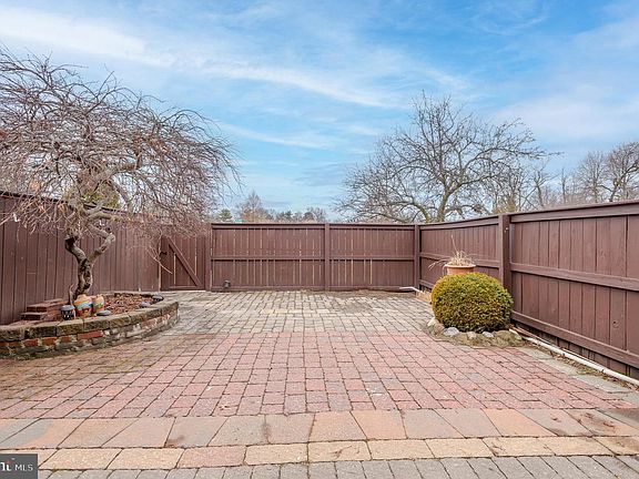 2nd image of 598 Greenwich Ct