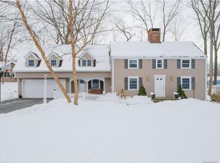 27 Steep Hollow Ln, West Hartford, CT 06107