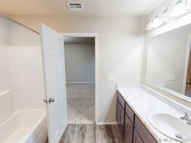 1240 E Richmond St — Photo 14
