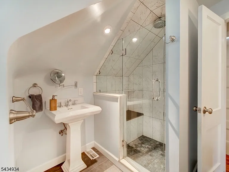 285 Claremont Ave #2 — Photo 16