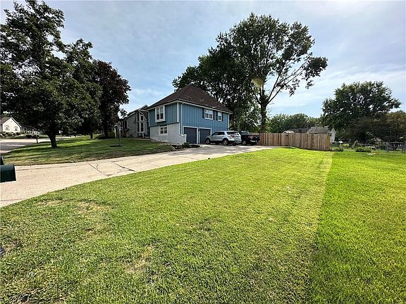 3rd image of 701 W Stonecrest Cir