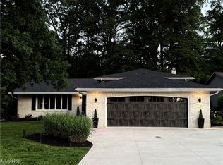 16537 N White Oaks Dr, Strongsville, OH