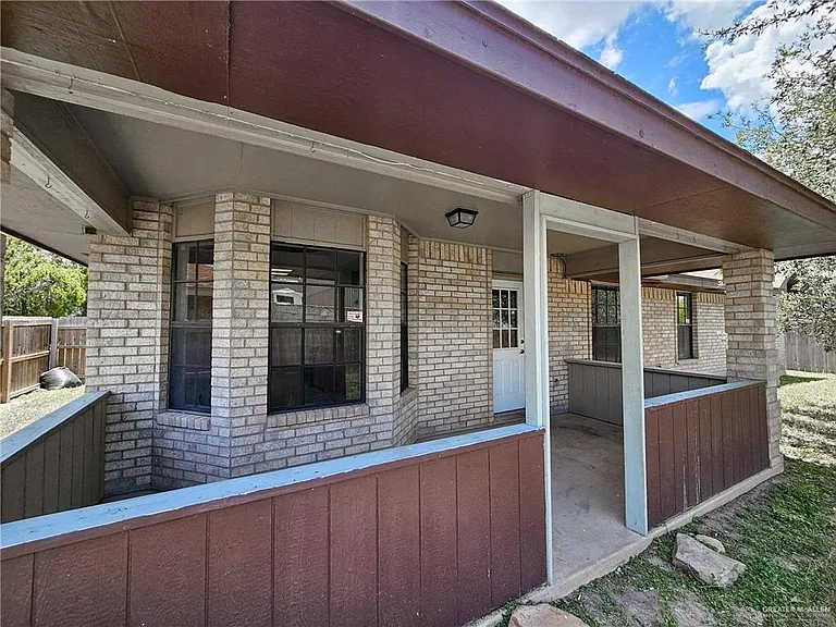 2208 Robin Ave W — Photo 24