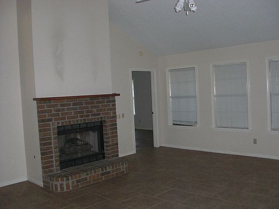 4th image of 609 Abbey Ln